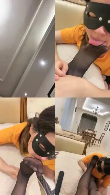 【妆主大大】恋足母狗陶醉舔黑丝脚 